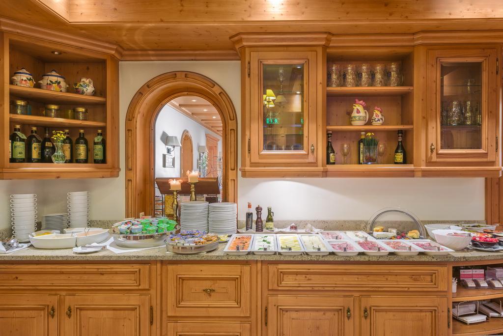 Hotel Sonnenhof Сучеава Екстериор снимка