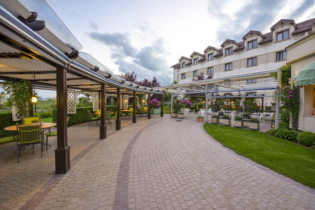 Hotel Sonnenhof Сучеава Екстериор снимка