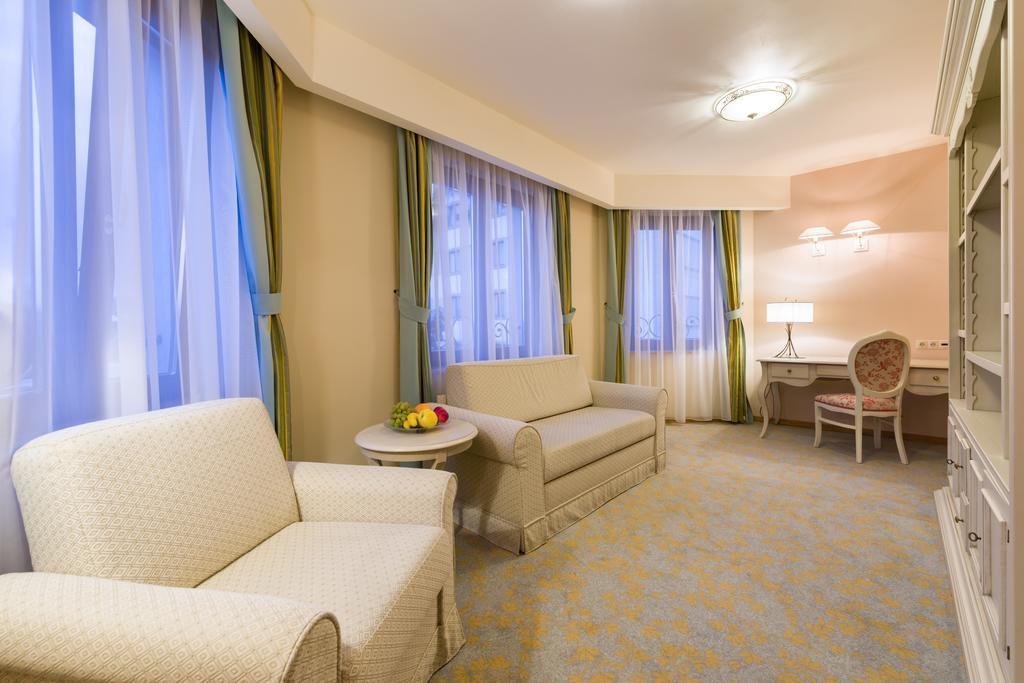 Hotel Sonnenhof Сучеава Екстериор снимка