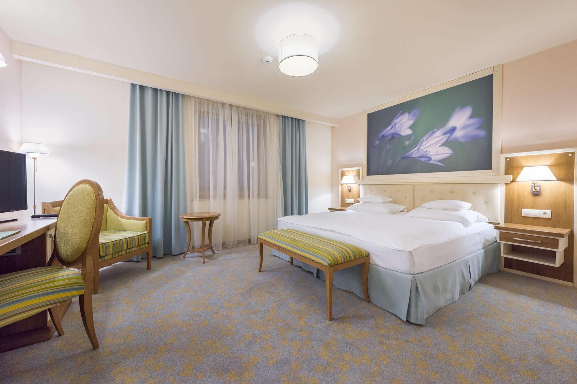 Hotel Sonnenhof Сучеава Екстериор снимка