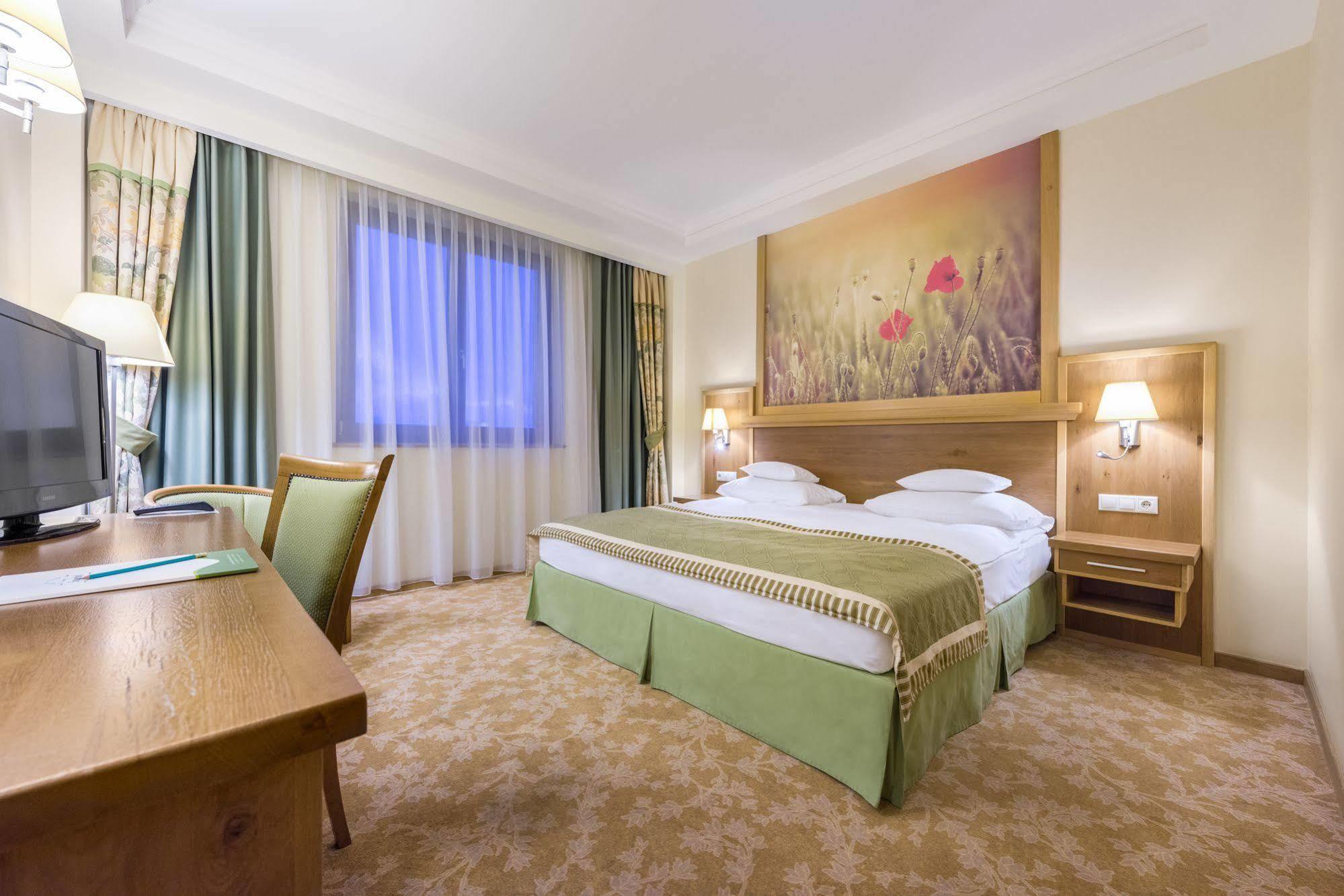 Hotel Sonnenhof Сучеава Екстериор снимка