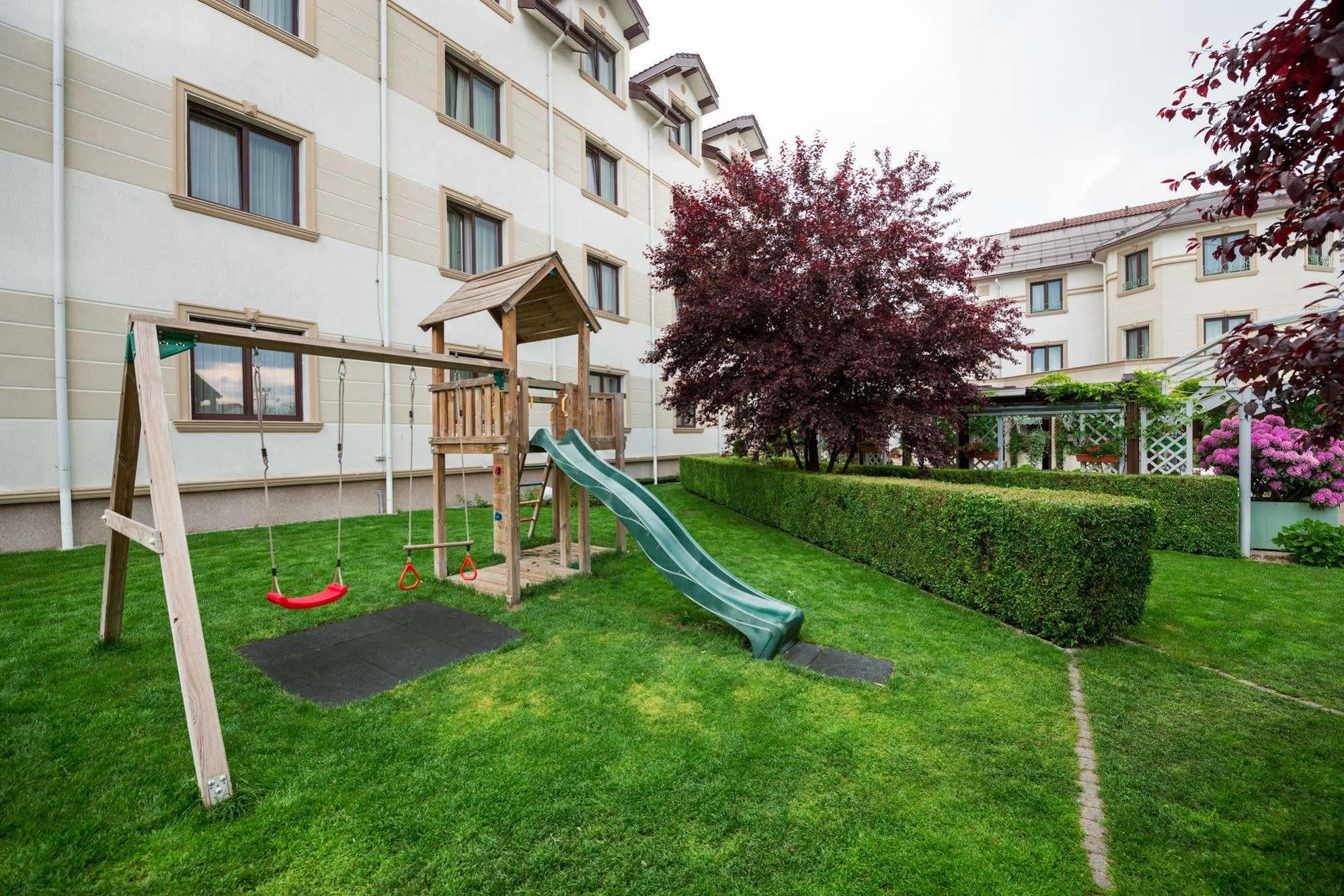 Hotel Sonnenhof Сучеава Екстериор снимка