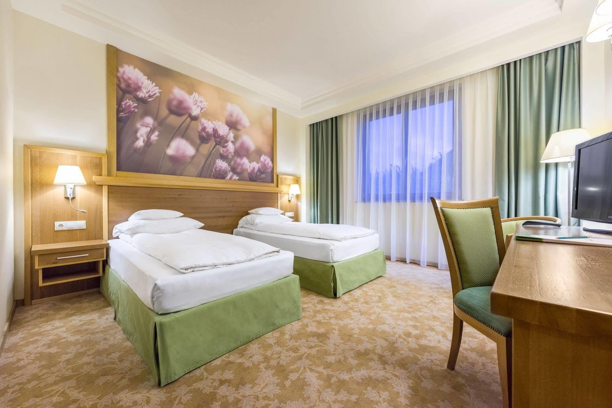 Hotel Sonnenhof Сучеава Екстериор снимка