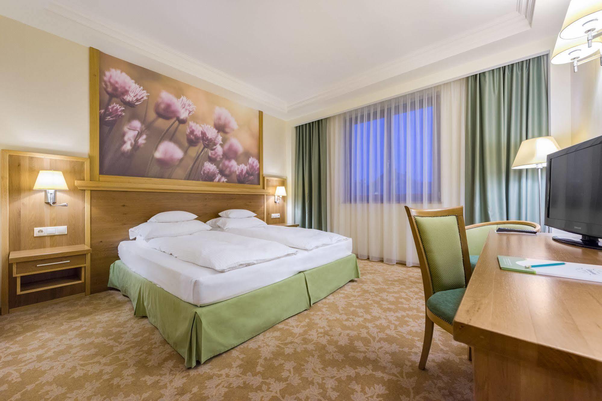 Hotel Sonnenhof Сучеава Екстериор снимка