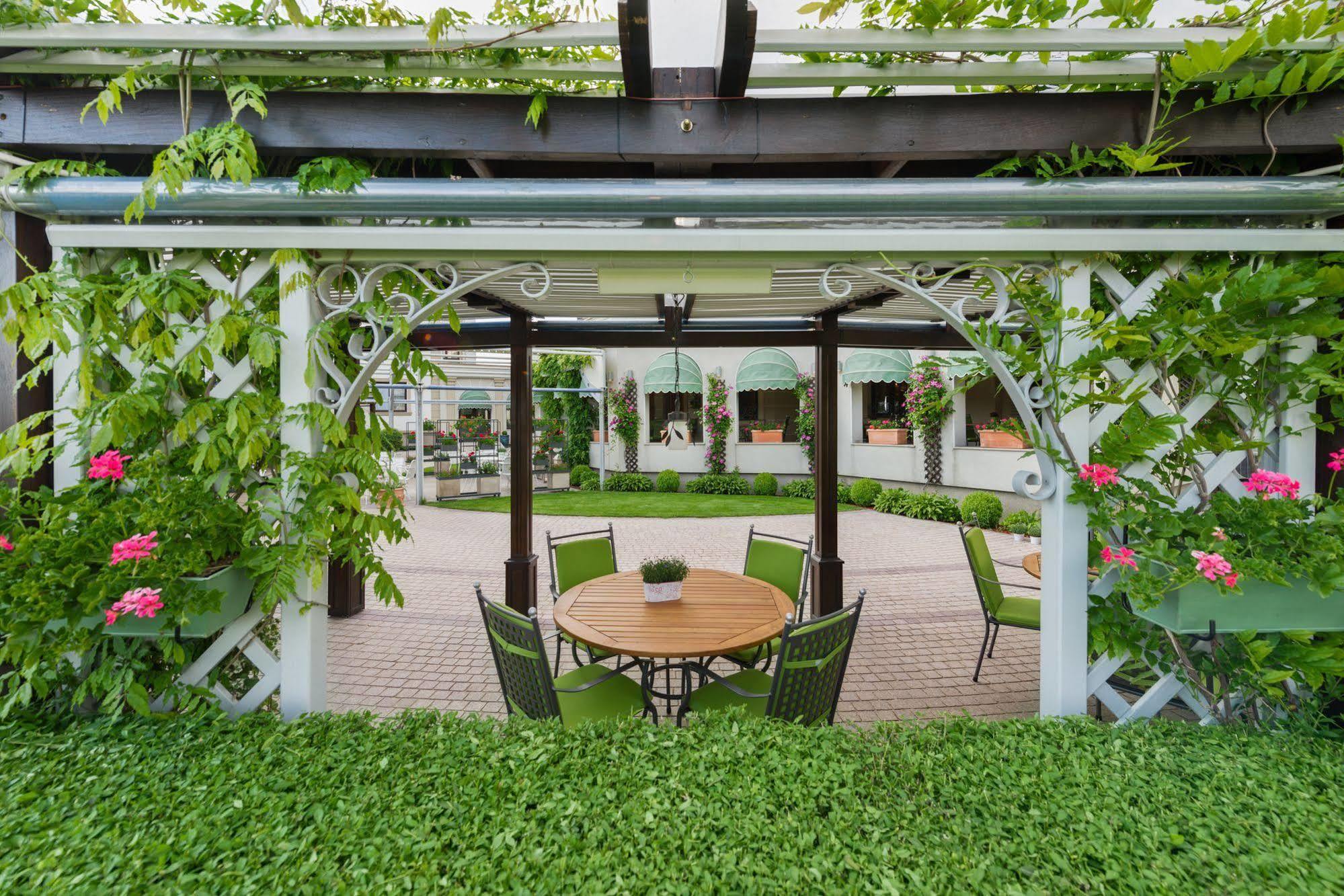 Hotel Sonnenhof Сучеава Екстериор снимка